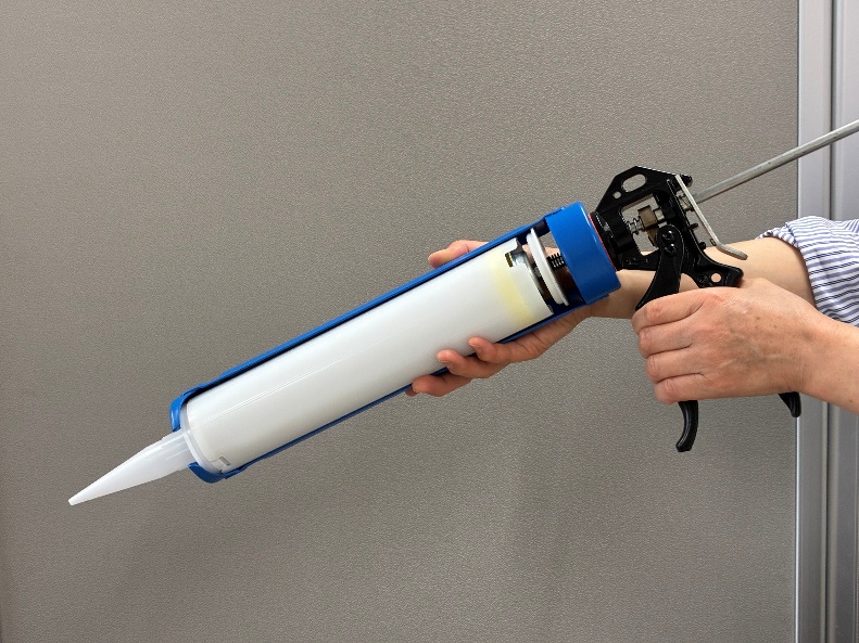 ガンにセットし施工 手順1